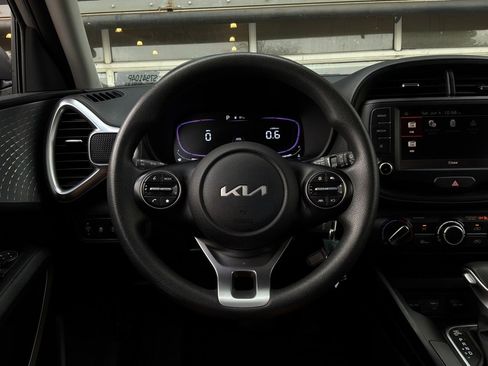 Used 2025 Kia Soul LX w/ LX Technology Package FWD image 30