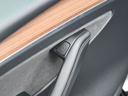 Used 2024 Tesla Model Y Performance image 11