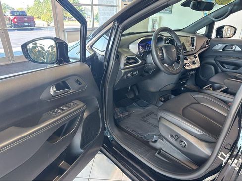 Used 2025 Chrysler Pacifica Select FWD image 17