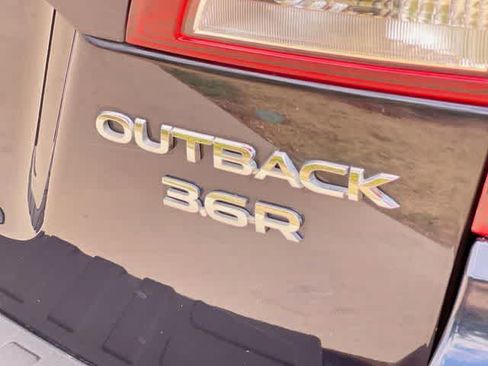 Used 2018 Subaru Outback 3.6R Touring AWD/4WD image 8