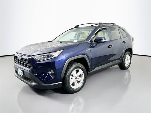 Used 2020 Toyota RAV4 XLE w/ Convenience Package image 3