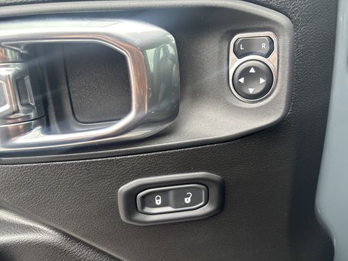 Used 2025 Jeep Wrangler Sport S image 16