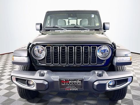 Used 2024 Jeep Gladiator Sport AWD/4WD image 2