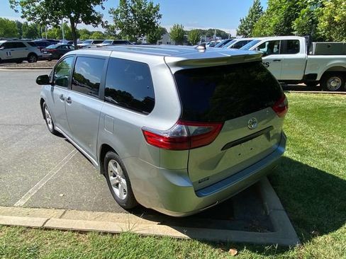 Used 2020 Toyota Sienna L FWD image 30