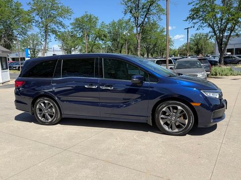 Used 2023 Honda Odyssey Elite image 3