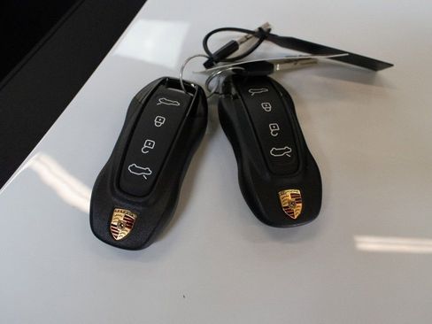 Certified 2025 Porsche Macan 4 Electric AWD/4WD image 32