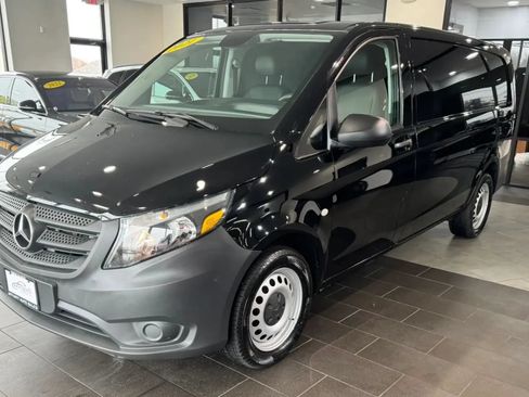 Used 2021 Mercedes-Benz Metris image 1