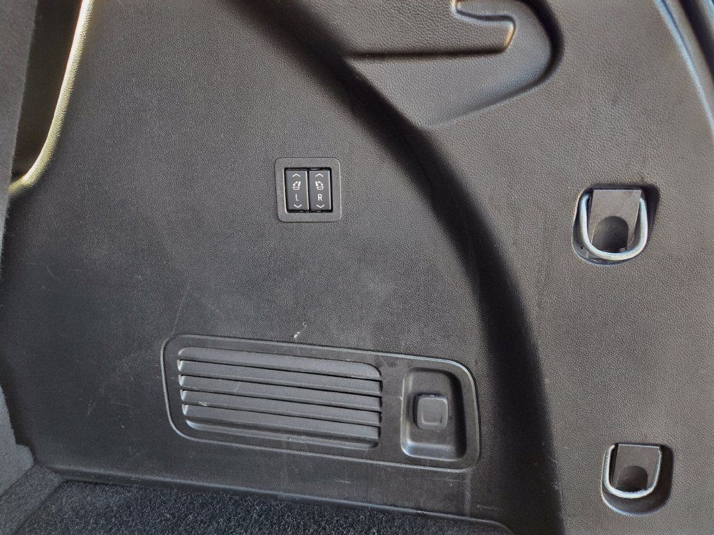 Used 2020 Buick Enclave Premium w/ Sun and Sites Package FWD image 22