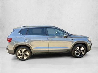 Used 2024 Volkswagen Taos SE w/ Panoramic Sunroof Package AWD/4WD video 4