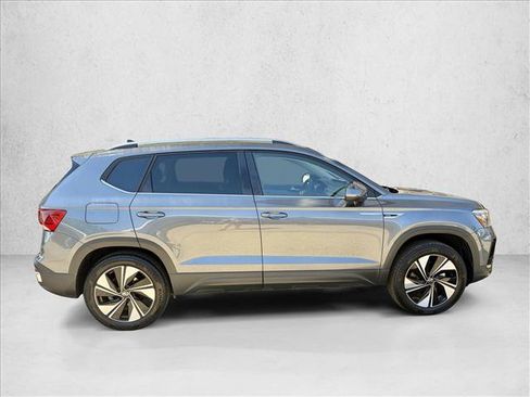 Used 2024 Volkswagen Taos SE w/ Panoramic Sunroof Package AWD/4WD image 4