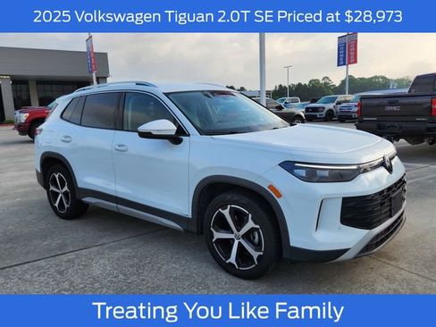 Used 2025 Volkswagen Tiguan SE FWD image 1