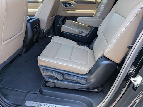 Used 2024 Chevrolet Suburban Premier w/ Premium Package AWD/4WD image 28