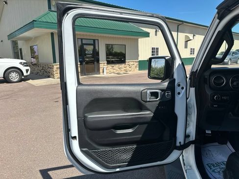 Used 2020 Jeep Gladiator Overland AWD/4WD image 11