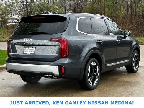 Used 2024 Kia Telluride S image 3