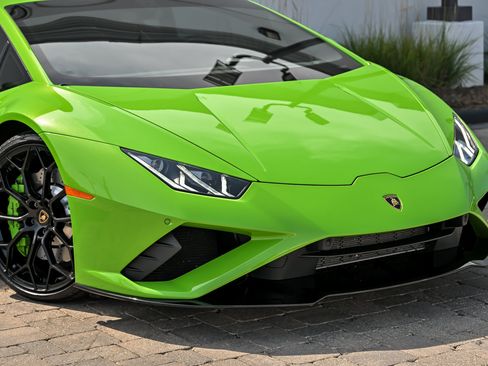 Used 2021 Lamborghini Huracan EVO RWD image 2