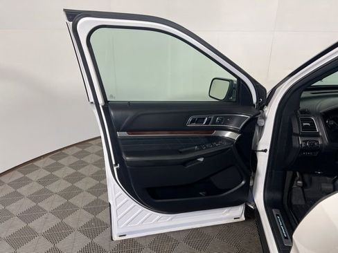 Used 2017 Ford Explorer Platinum image 18