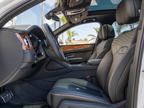 Used 2024 Bentley Bentayga image 14