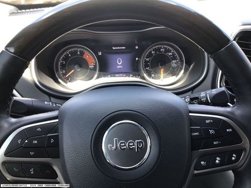 Used 2019 Jeep Cherokee Overland w/ Technology Group FWD image 12
