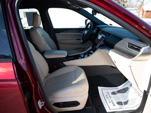 Used 2023 Jeep Grand Cherokee Limited w/ Luxury Tech Group II image 18