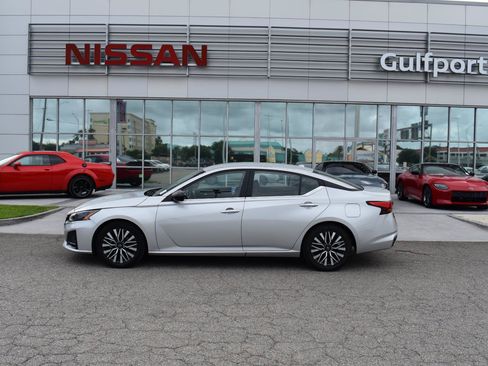 Used 2024 Nissan Altima 2.5 SV FWD image 3
