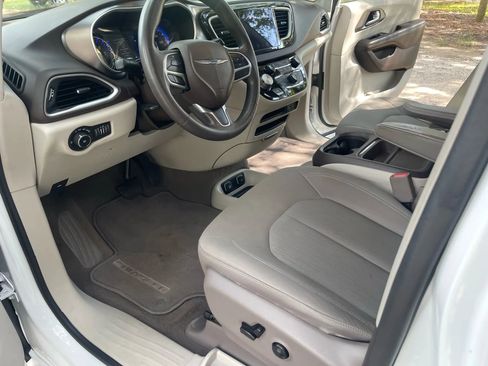 Used 2018 Chrysler Pacifica Touring Plus image 16