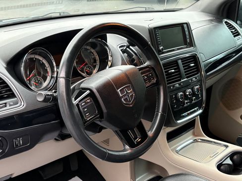 Used 2017 Dodge Grand Caravan SXT image 11
