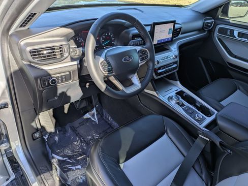 Used 2023 Ford Explorer XLT w/ Equipment Group 202A image 9
