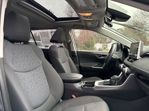 Used 2021 Toyota RAV4 XLE image 9