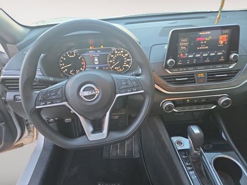 Used 2024 Nissan Altima 2.5 SV image 10