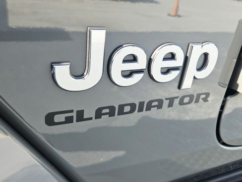 Used 2022 Jeep Gladiator Overland w/ Popular Equipment Package AWD/4WD image 9