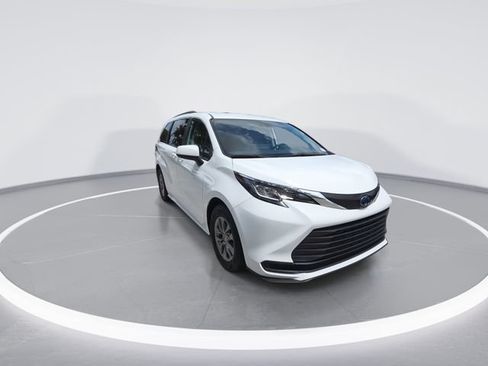 Used 2023 Toyota Sienna LE FWD image 2