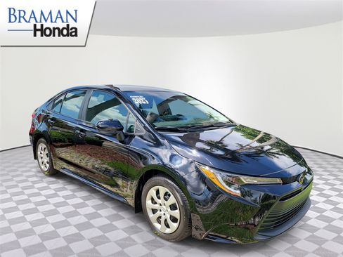 Used 2025 Toyota Corolla LE FWD image 2