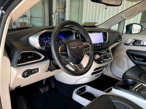 Used 2023 Chrysler Pacifica Touring-L image 8
