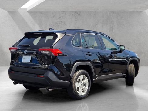 Used 2021 Toyota RAV4 LE AWD/4WD image 4
