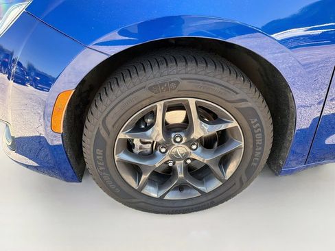 Used 2020 Chrysler Pacifica Touring-L w/ S Appearance Package FWD image 10
