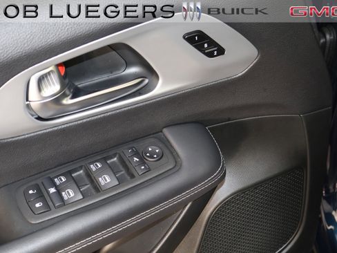 Used 2025 Chrysler Pacifica Limited image 7