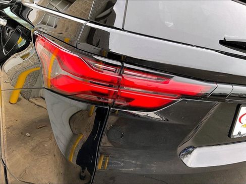 Used 2023 Chevrolet Traverse Premier image 32