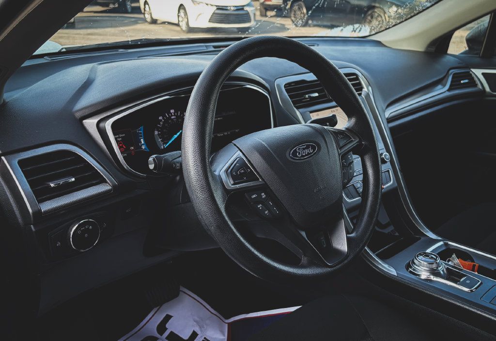 Used 2020 Ford Fusion SE FWD image 2