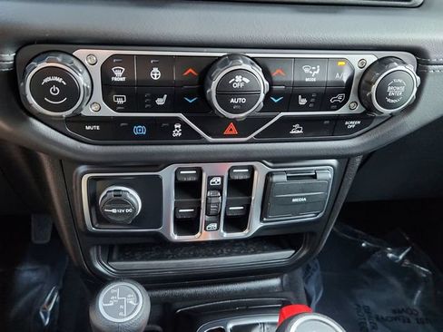 Used 2025 Jeep Wrangler Unlimited Sahara AWD/4WD image 42