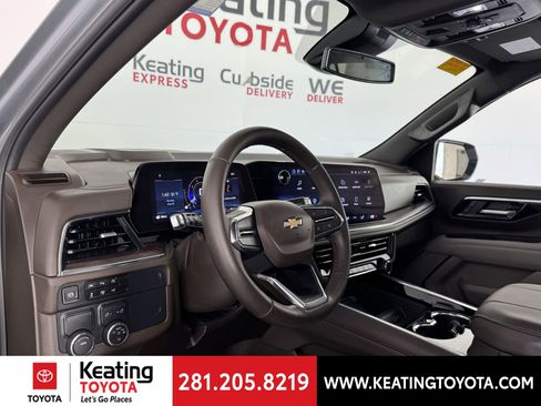 Used 2025 Chevrolet Suburban LT w/ Comfort Package RWD image 13