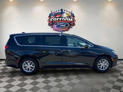 Used 2023 Chrysler Pacifica Touring-L FWD image 4