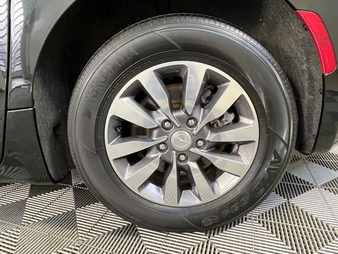 Used 2019 Chrysler Pacifica Touring-L image 14