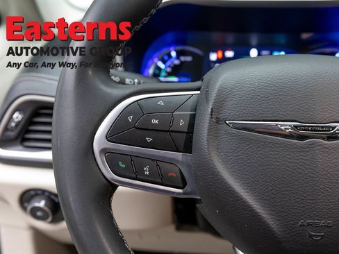 Used 2023 Chrysler Pacifica Touring-L FWD image 15