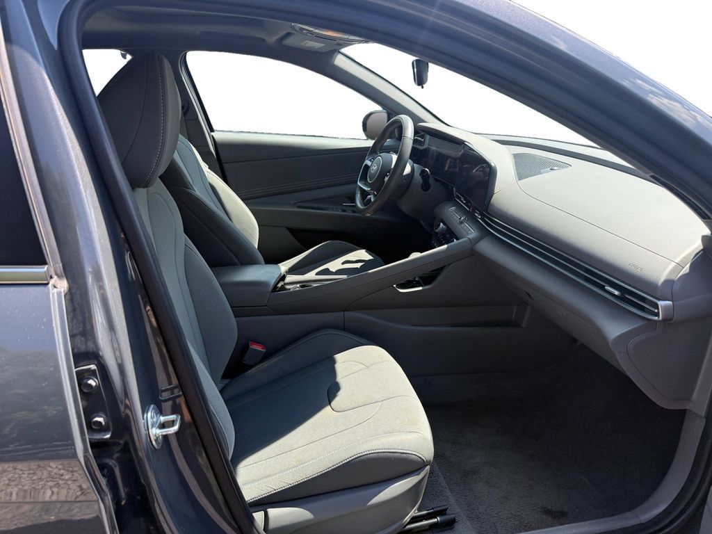 Used 2025 Hyundai Elantra SEL FWD image 15