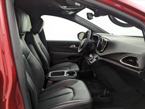 Used 2025 Chrysler Pacifica Select FWD image 18
