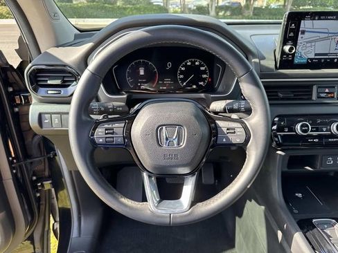 Certified 2025 Honda Pilot Touring image 21