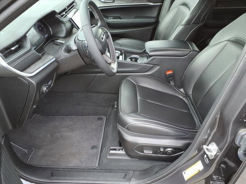 Used 2025 Jeep Grand Cherokee Limited image 11