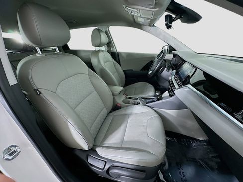 Used 2020 Kia Niro EX image 28