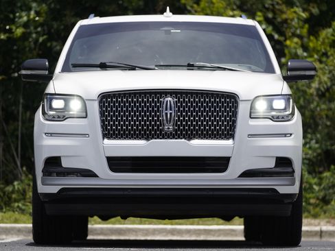 Used 2023 Lincoln Navigator L Reserve RWD image 8