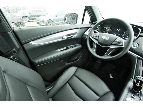 New 2025 Cadillac XT5 Luxury image 8